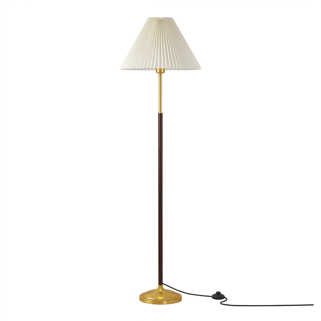 Lampadaire à abat-jour plissé en tissu blanc et pied en métal doré, sur fond blanc