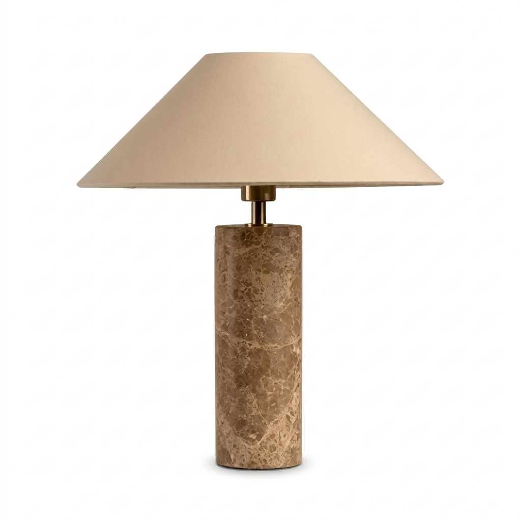 Lampe de chevet en marbre brun avec abat-jour conique en tissu blanc, sur fond blanc