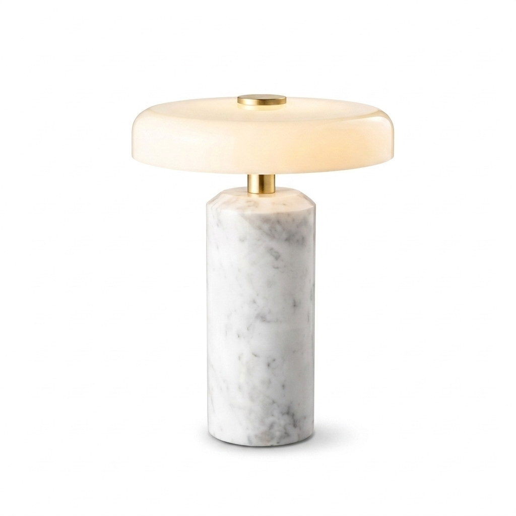 Lampe de chevet sans fil en marbre blanc veiné de gris, abat-jour dôme en verre blanc, sur fond blanc