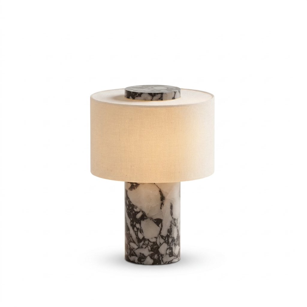 Lampe de chevet en marbre Calacatta Viola avec abat-jour tambour en lin écru, sur fond blanc
