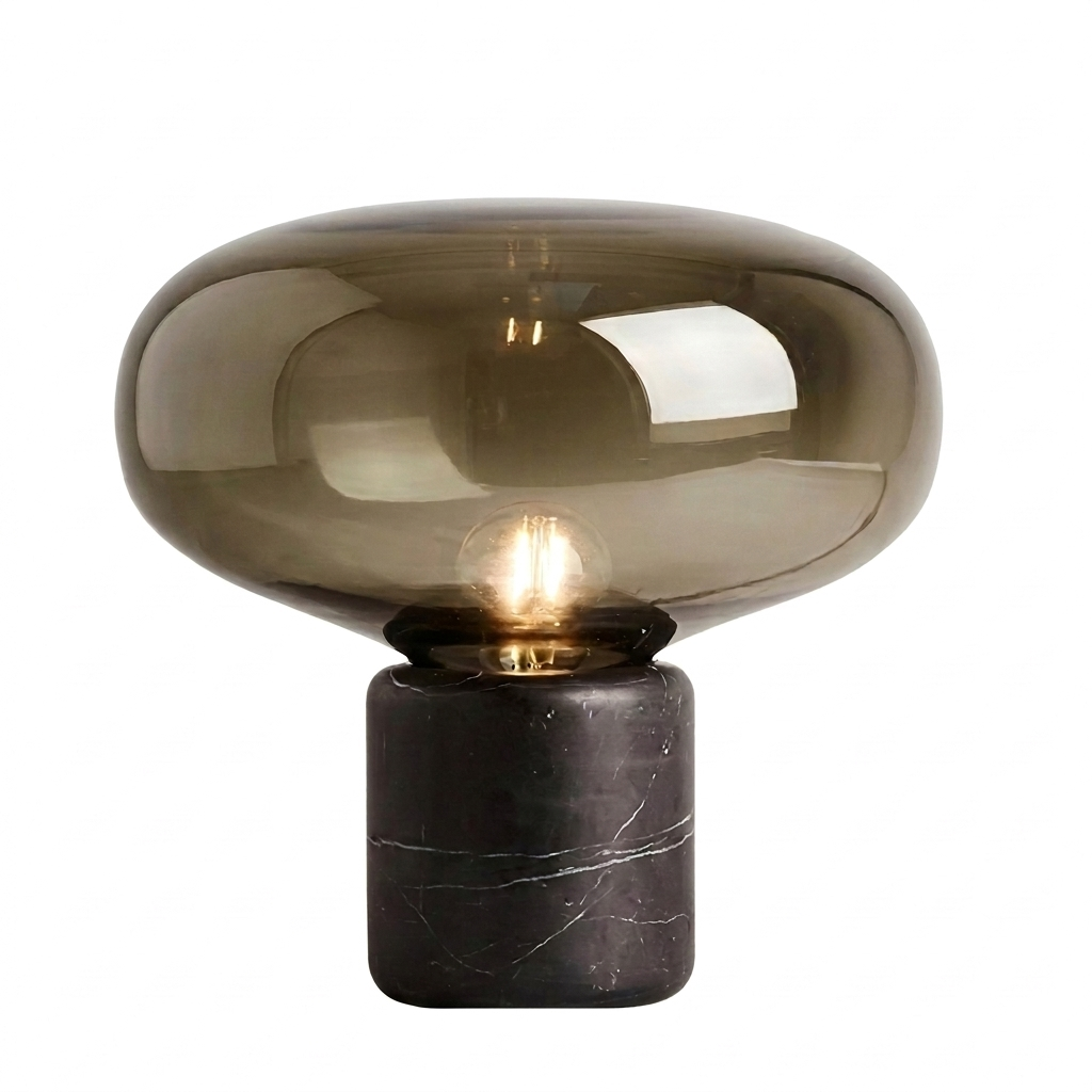 Lampe de chevet en marbre noir avec globe en verre cognac, sur fond blanc