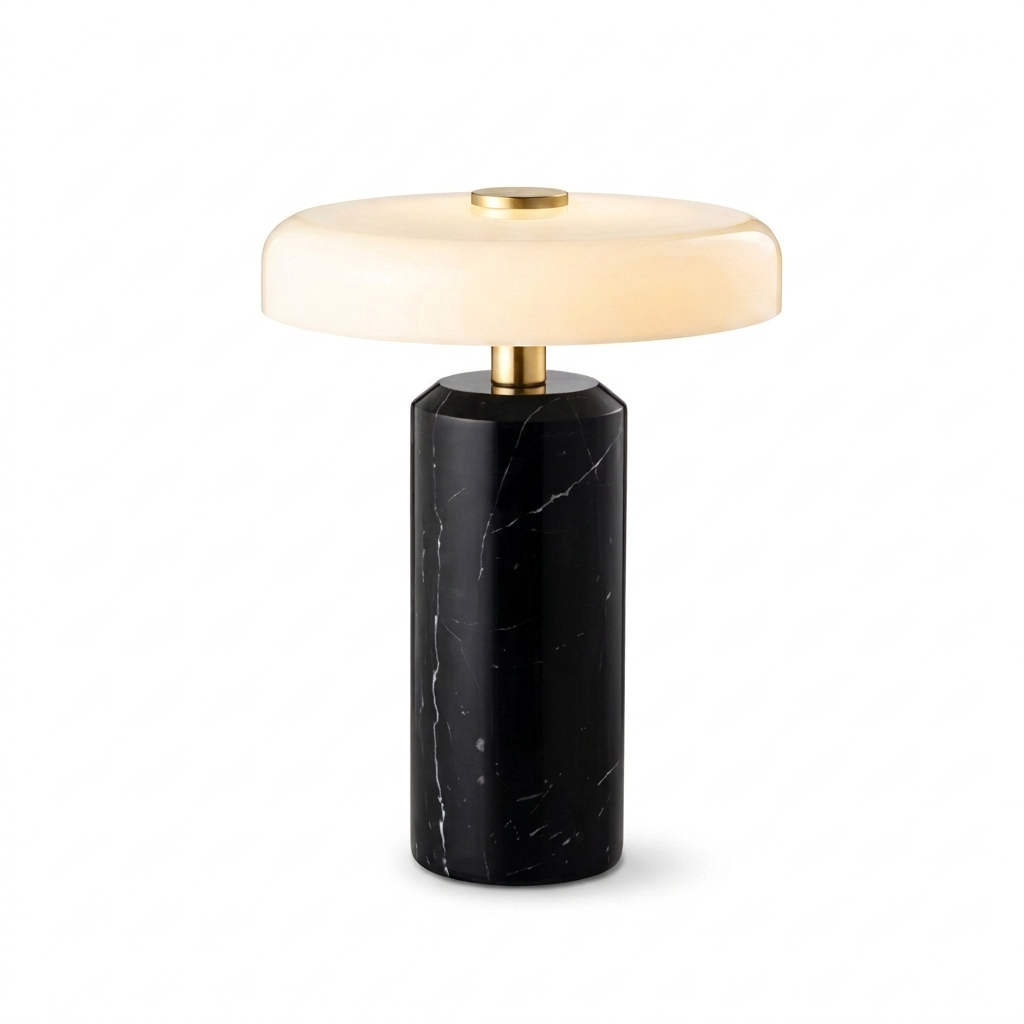 Lampe de chevet sans fil en marbre noir veiné de blanc, abat-jour dôme en verre blanc, sur fond blanc