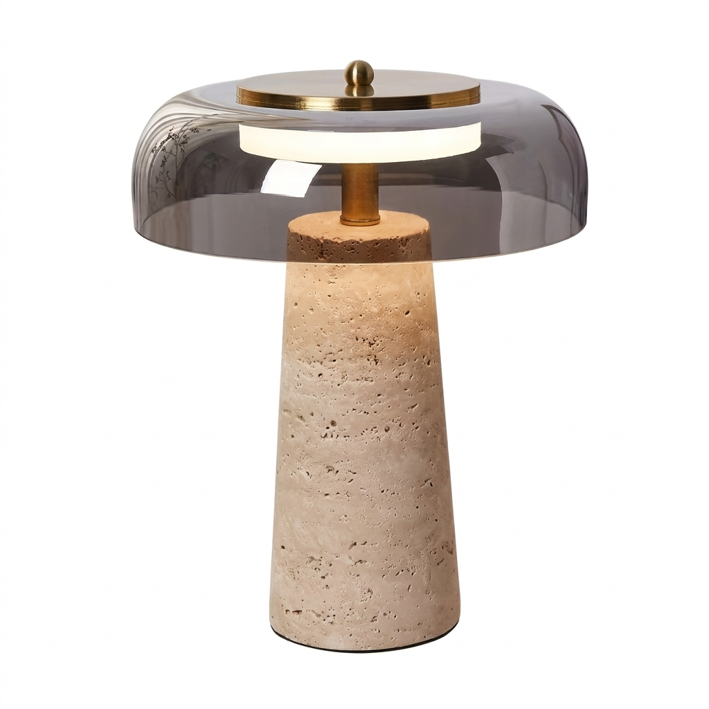 Lampe de chevet en travertin avec abat-jour champignon en verre fumé, sur fond blanc