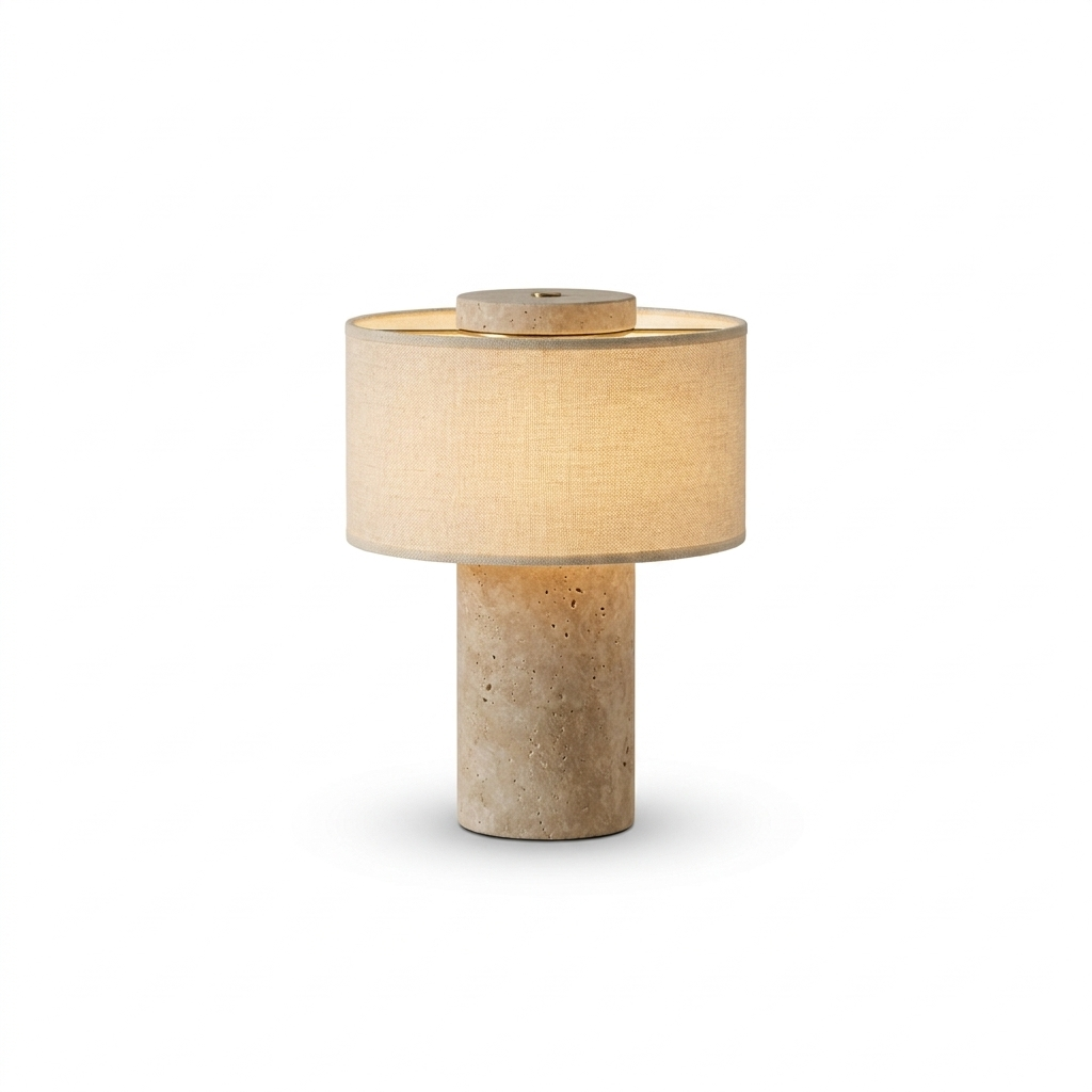Lampe de chevet en travertin allumée, abat-jour tambour en lin écru, sur fond blanc
