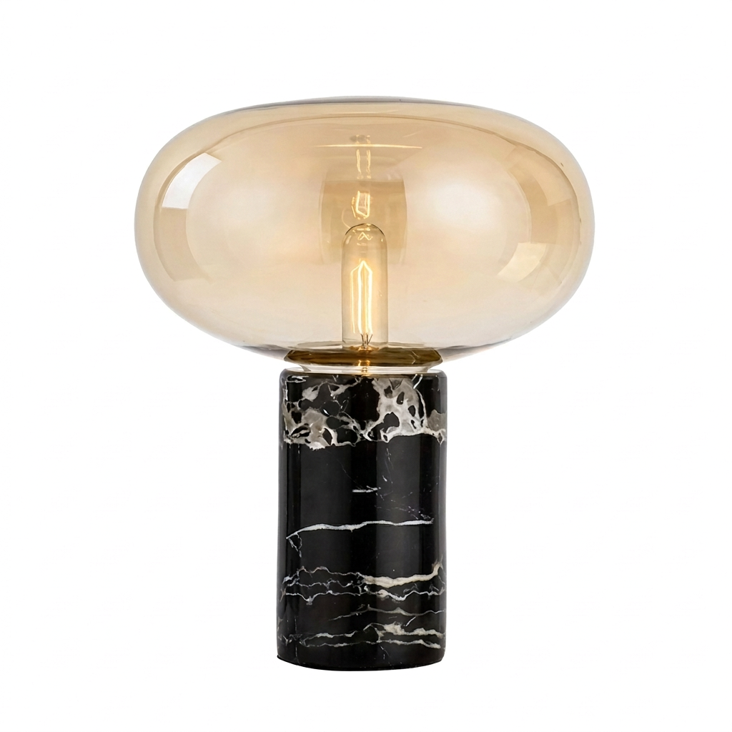 Lampe de table en marbre noir veiné de blanc avec grand globe en verre cognac, sur fond blanc